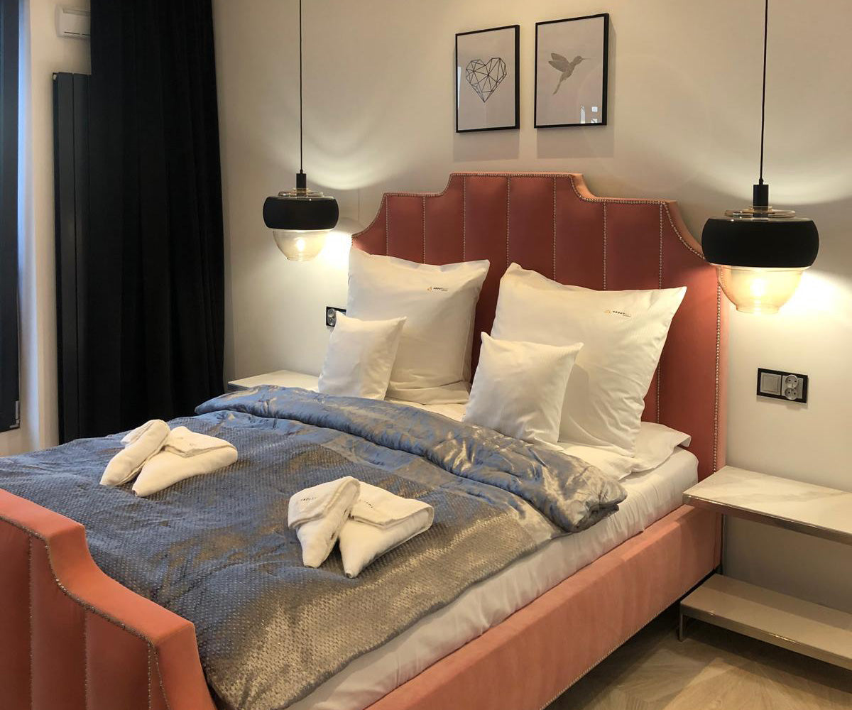 Silver Noir Apartment 03